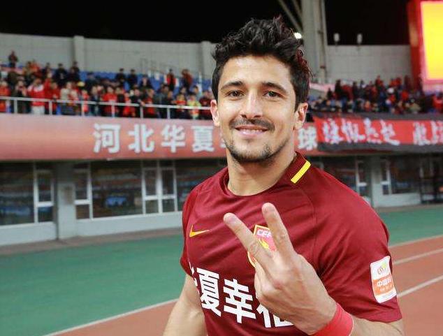 归化球员洛国富手扶五星红旗表态,归化运动员洛国富