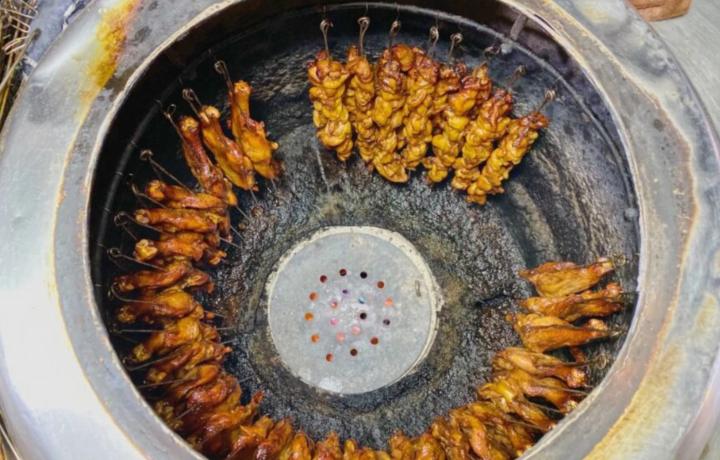 开封大姐卖小吃40年每天排队,开封学校门口小吃