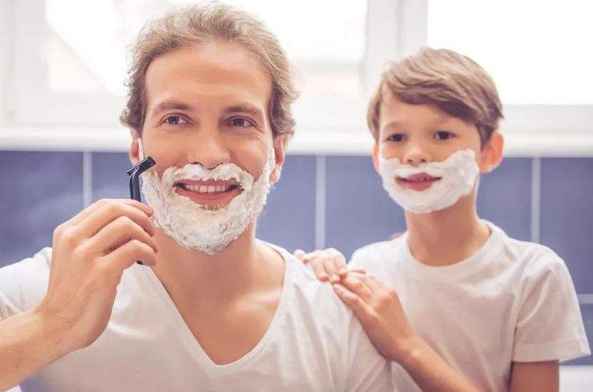 “平时没少干”,奶爸带着闺女闻臭脚丫,因动作太熟练被网友调侃