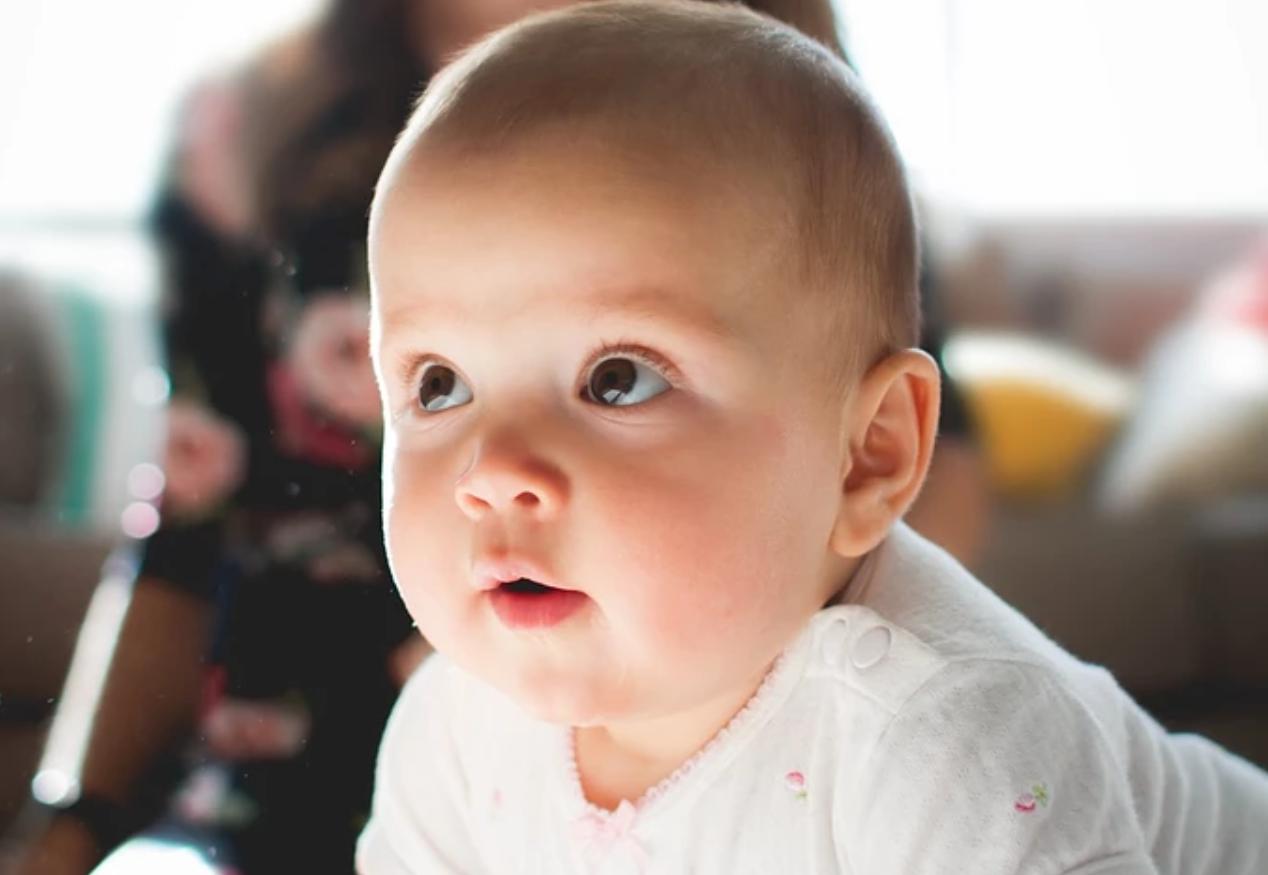 攒肚宝宝真的不难受吗,攒肚的宝宝几天不拉大便该怎么办