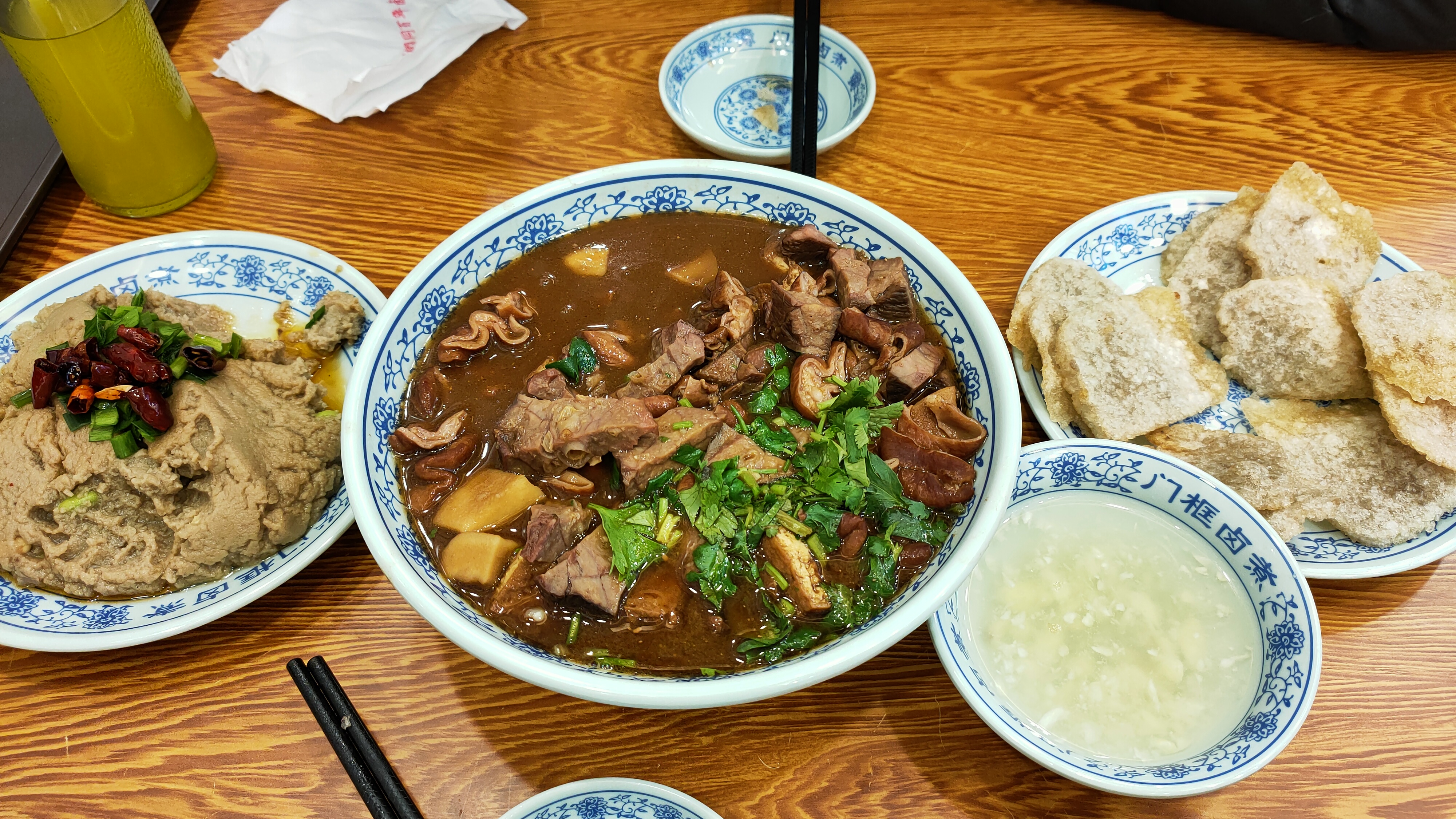 北京最火爆卤煮火烧,老北京卤煮火烧18元一大碗