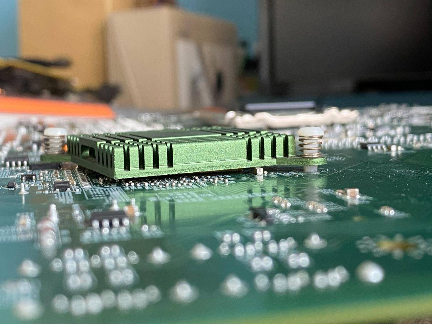 cpu安装在主板上还能拿下来吗,电脑换了主板和cpu需要重装系统吗