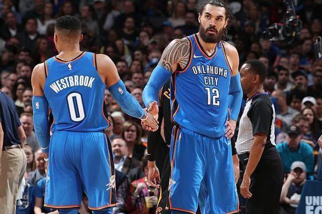 雷霆中锋亚当斯一家,雷霆亚当斯单手三分