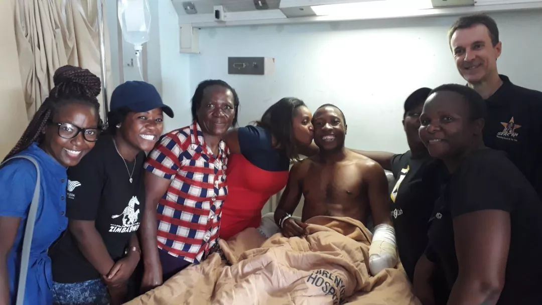 车祸夺走他的左臂，却夺不走非洲硬汉的绿茵梦想