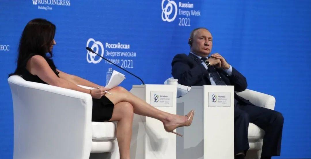 美国女记者*诱色**普京:超短裙、大白腿,撩头发、抛媚眼、舔嘴唇