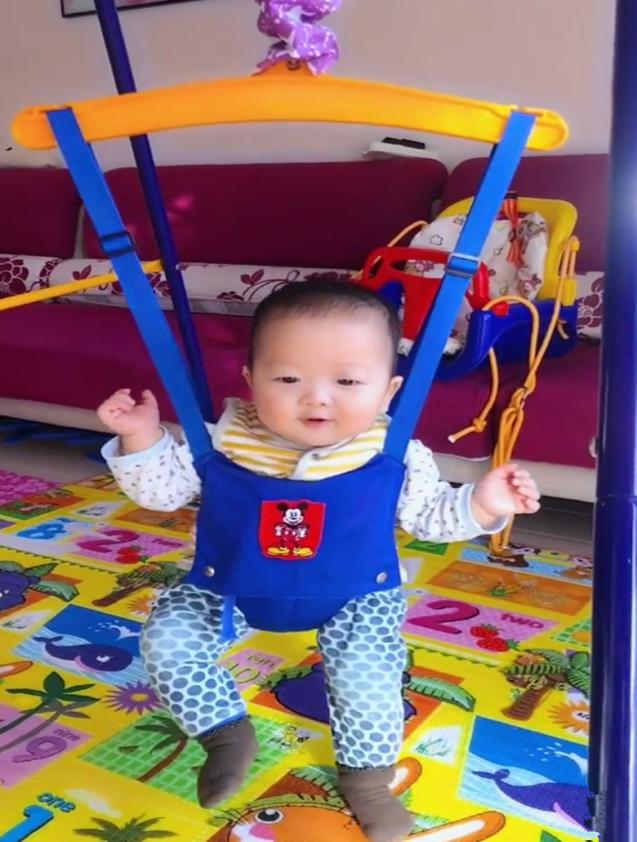 爸爸给宝宝自制滑梯,爸爸自制蹦蹦床