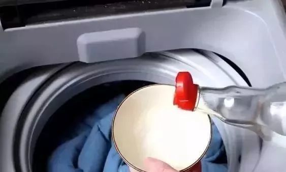 洗衣机洗的衣服上有片状污垢,衣服在洗衣机里面越洗越脏