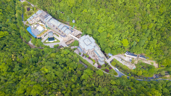 深藏在森林之中的温泉酒店，周末度假的好地方