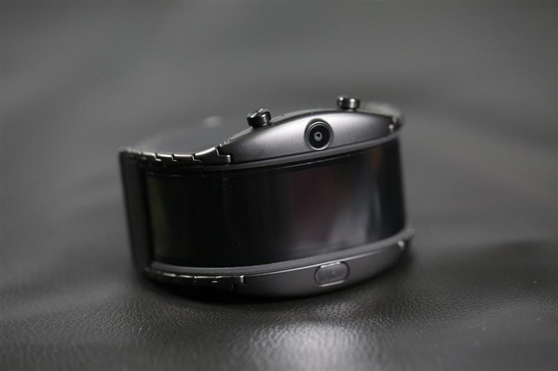 厉害啦！折叠屏努比亚腕机阿尔法评测：钢铁侠的技能被它实现