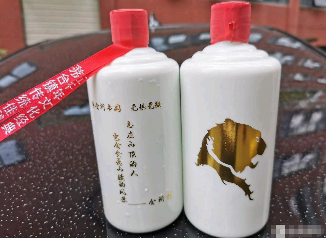 土豪网游中组战队，统一送队员定制外设，还按照战绩奖励现金