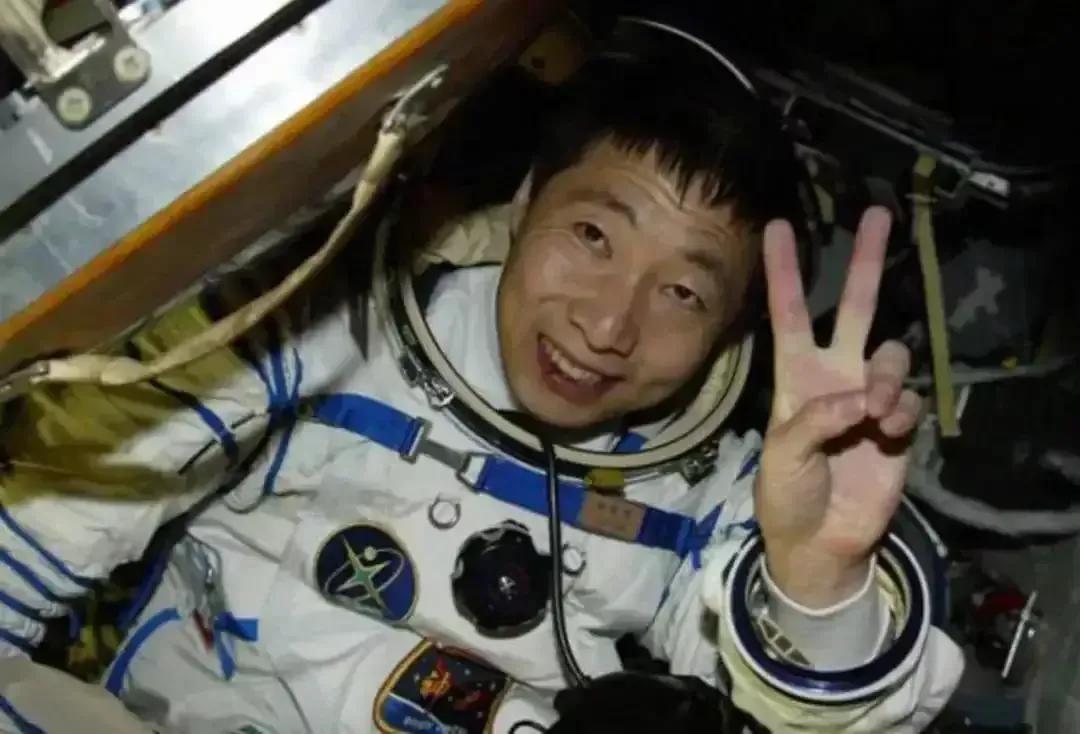 “航天第一人”杨利伟：娶初中同学为妻，恩爱31年