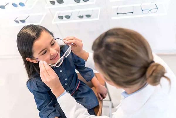 小眼镜人数攀升防近视家长陷误区,天天玩电脑怎么预防眼睛近视