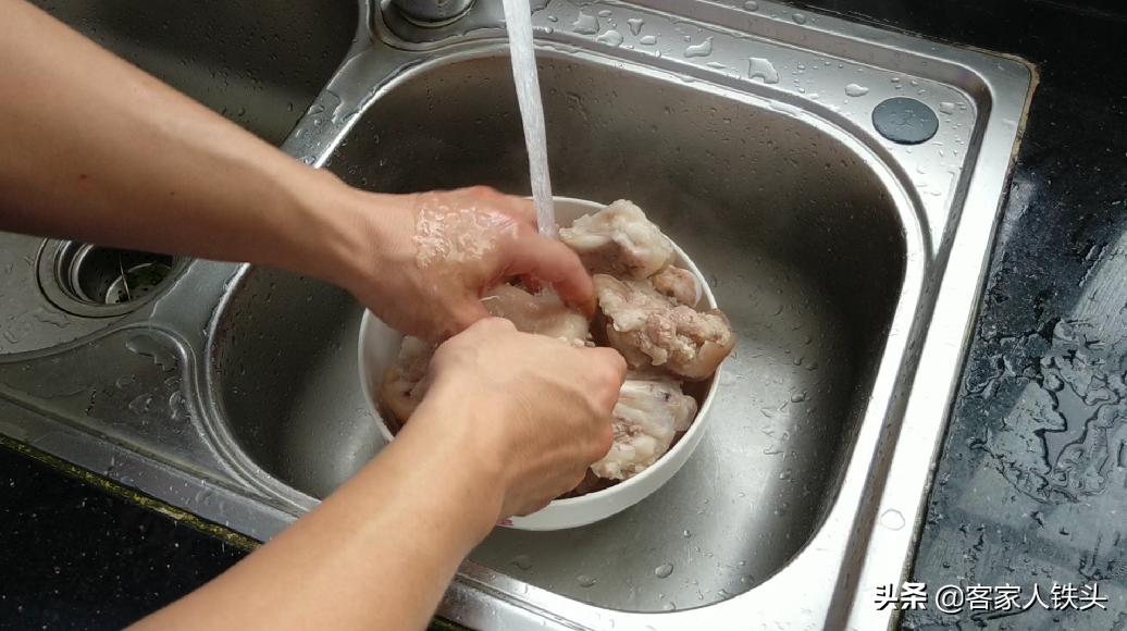 色香味俱全的花生猪脚炖好了,猪脚最好吃的做法要什么调料