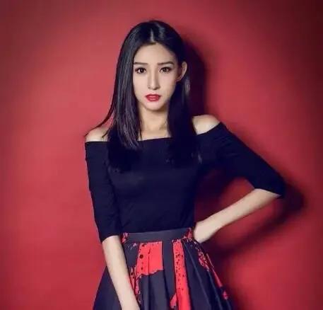 马凡舒首次主持天下足球,央视足球主持马凡舒