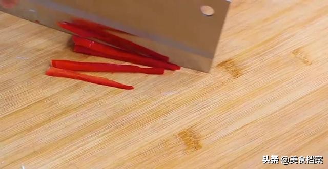 清蒸鲳鱼怎么做法比较好吃,清蒸五彩鲳鱼的做法和步骤