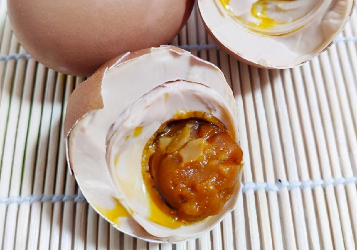 腌鸡蛋怎么做流油还不咸,腌鸡蛋怎么做好吃放时间久