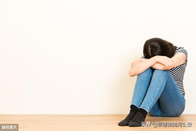 姐姐利用男子的过失强奸行为，致使表妹被强奸，如何评价本案？