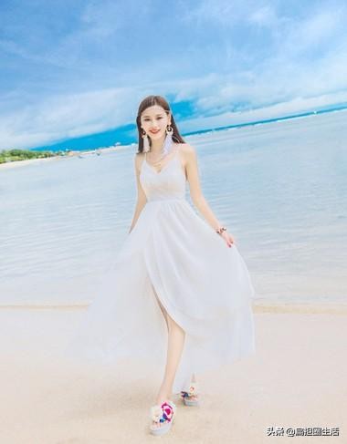 街拍黑色吊带连衣裙,时尚穿搭街拍美女连衣裙