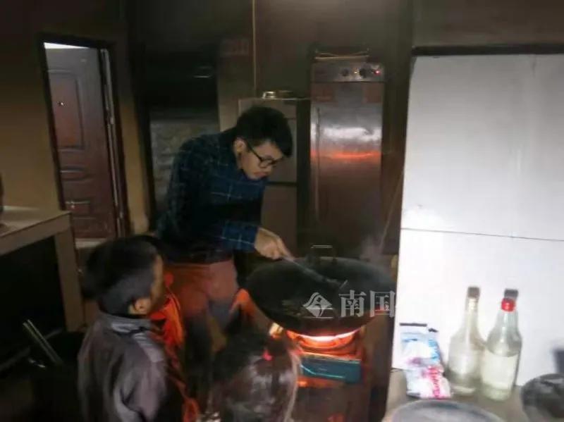 给学生买卫生巾上生理课的男老师在快手上火了!他说:广西山区孩子还需这些东西