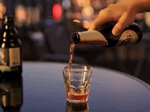 楼顶喝酒看日出,楼顶喝酒夜景视频实拍