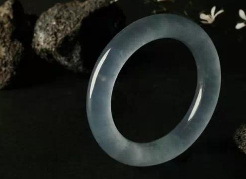 翡翠手镯基本知识大全,翡翠手镯的鉴赏方法和技巧