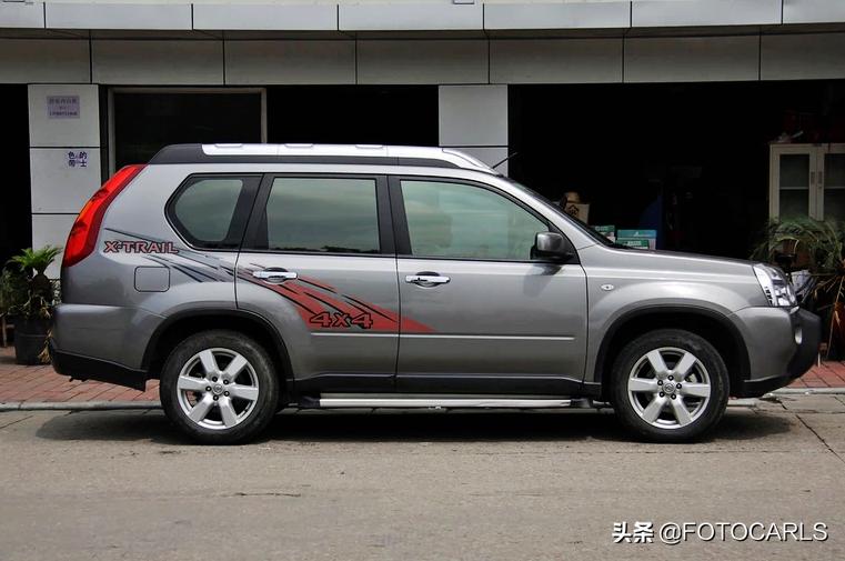 老日产奇骏2.0与新1.5,09老奇骏尾灯最上面的是什么灯