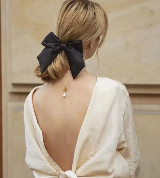 夏日如何把牛仔裤穿出时髦感,81套简约清爽的夏日穿搭时髦满分