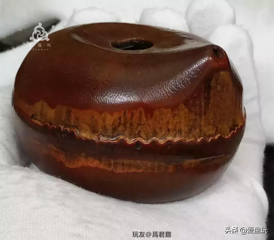 山上挖了块竹根，他砍了砍，竟能盘出通透的枣红色！