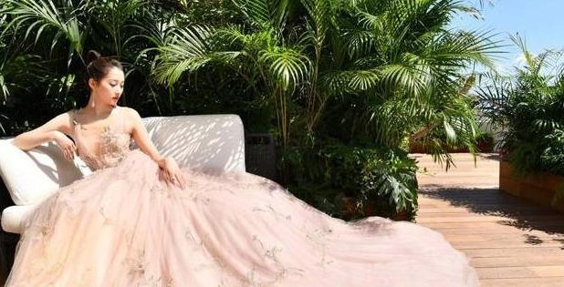 关晓彤深V透视装，性感妖娆胜过范爷！网友：鹿晗，快管管你老婆