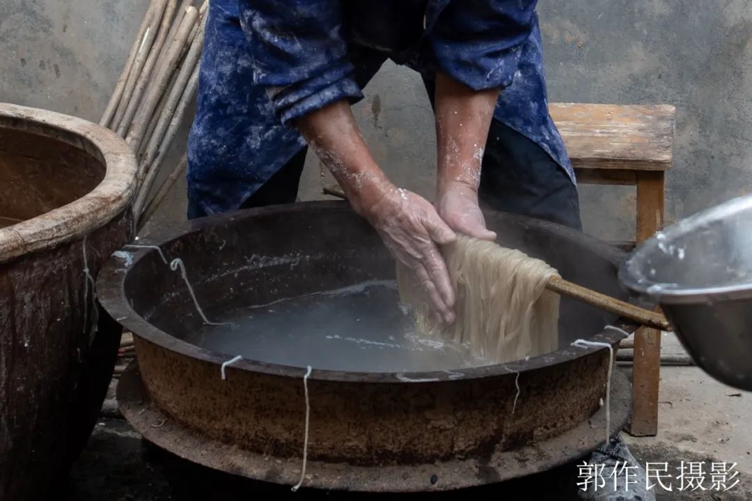 山东漏粉条的过程视频,漏瓢式粉条制作技术视频