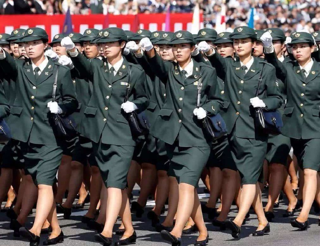 女兵背枪的视频,中国背枪女兵