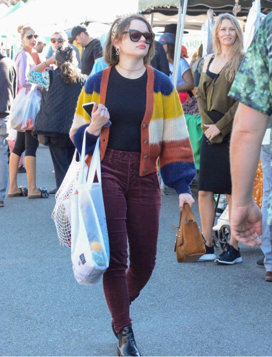 冬天带帽中长款针织开衫怎么搭配,针织开衫保暖又好穿女人味十足