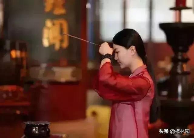 居士意思就是在家修行吗,居士需要奉行什么戒律