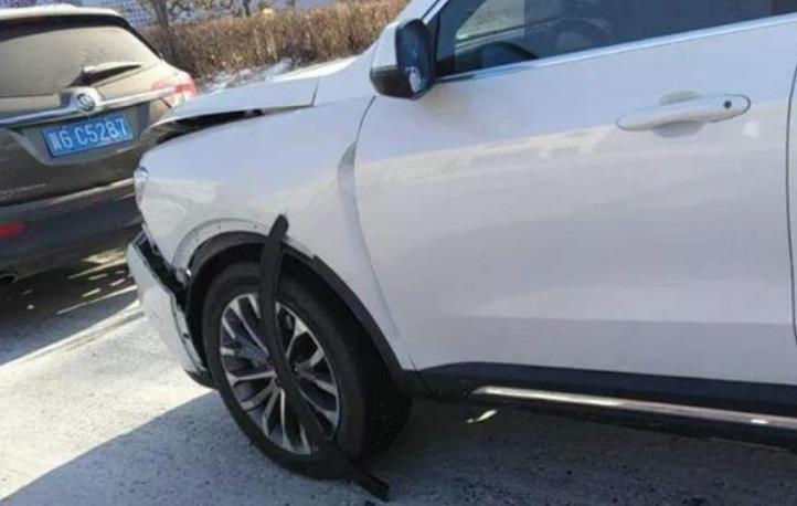 爱车轻微刮蹭走保险还是私了,爱车剐蹭了