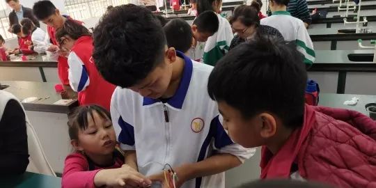 笔韵墨香放异彩，丰富舞台漫云中——广州市白云中学欢迎您