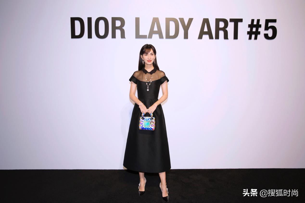 究竟是什么神仙合作款,让卢靖姗和章若楠不断为它打Call?