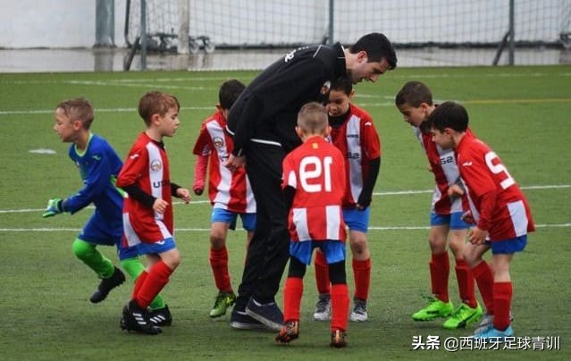 足球教练鼓励球员,一个教练鼓励球员爬行