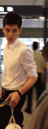 妈妈报警、六六道歉、资本弃子，到底谁令吴亦凡一步步跌落神坛？