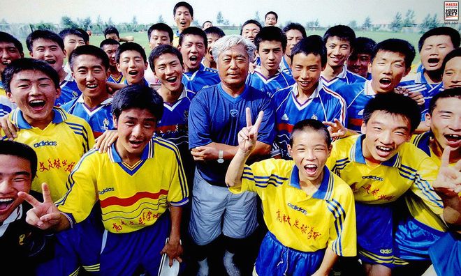 这支国足被骂最没有进取心的球队，球迷给教练寄了把刀