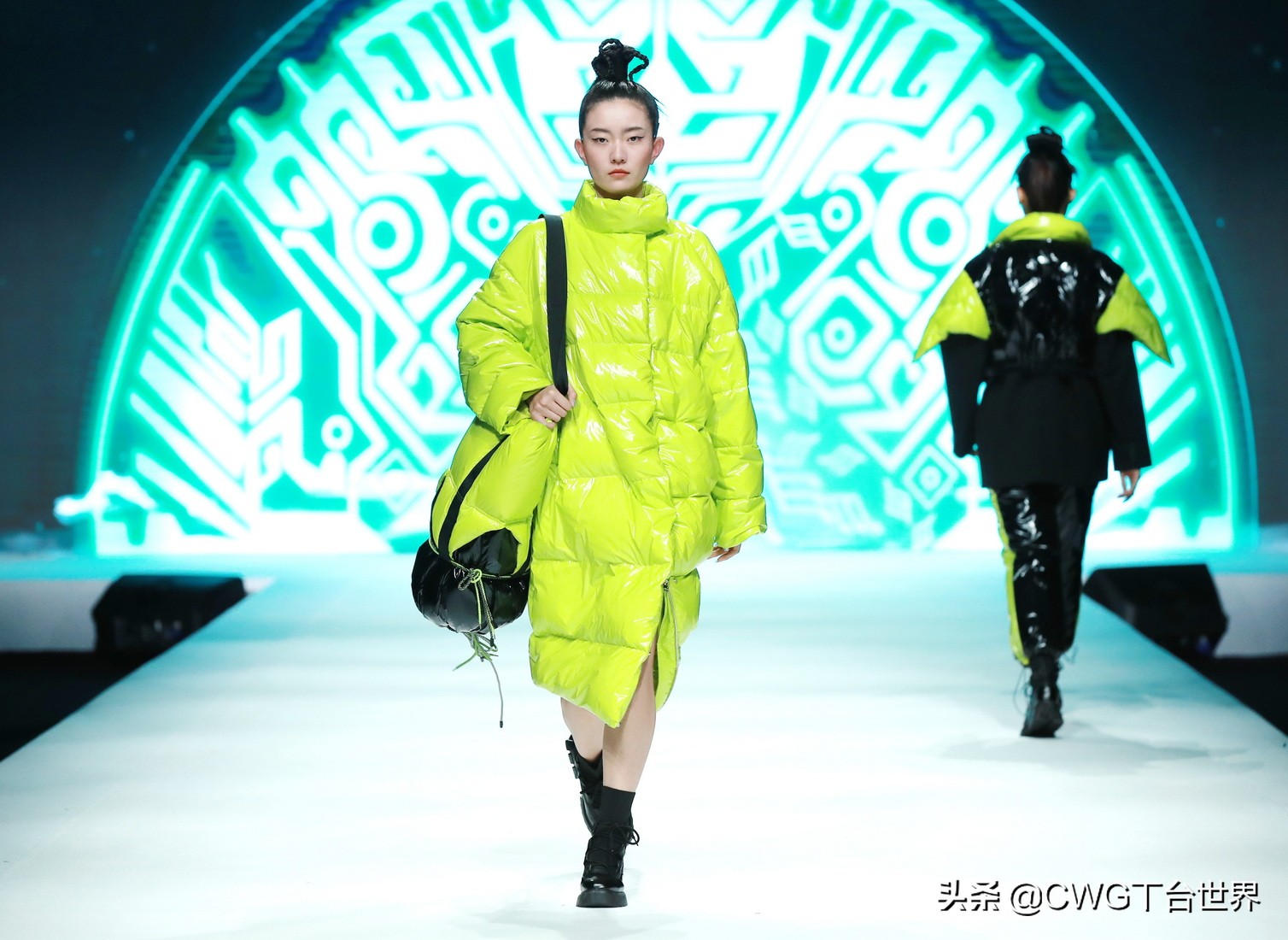 亦帛时尚羽绒服是品牌吗,亦帛时尚2021冬羽绒服发布会