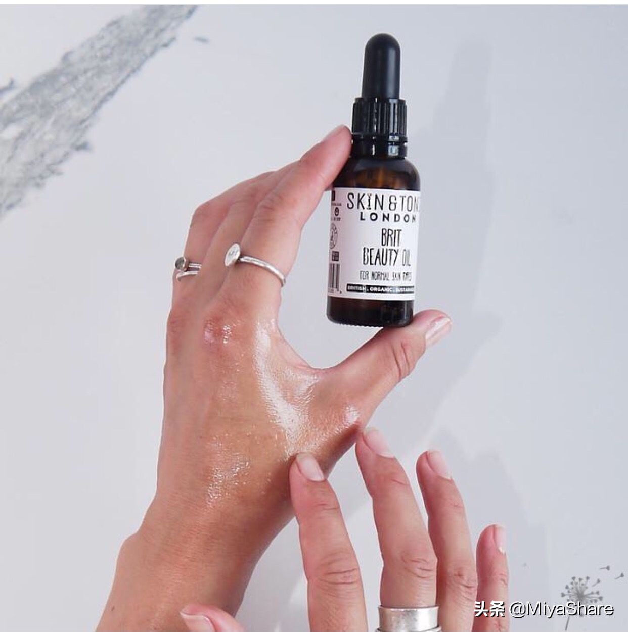 讲真,上了年纪维C精华真不能少!用和不用差别太大,看完就明白