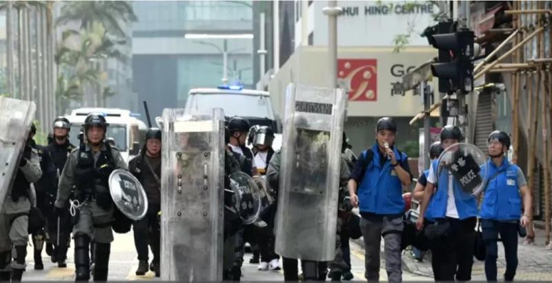 港警中箭,中箭蓝衣