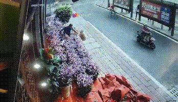 福州这家店门口的几十个花篮不翼而飞，监控拍下这几幕