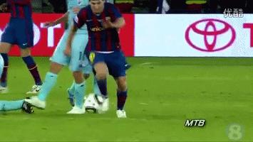 梅西晃倒博阿滕视频无水印高清,巴萨3:0拜仁梅西晃倒博阿滕