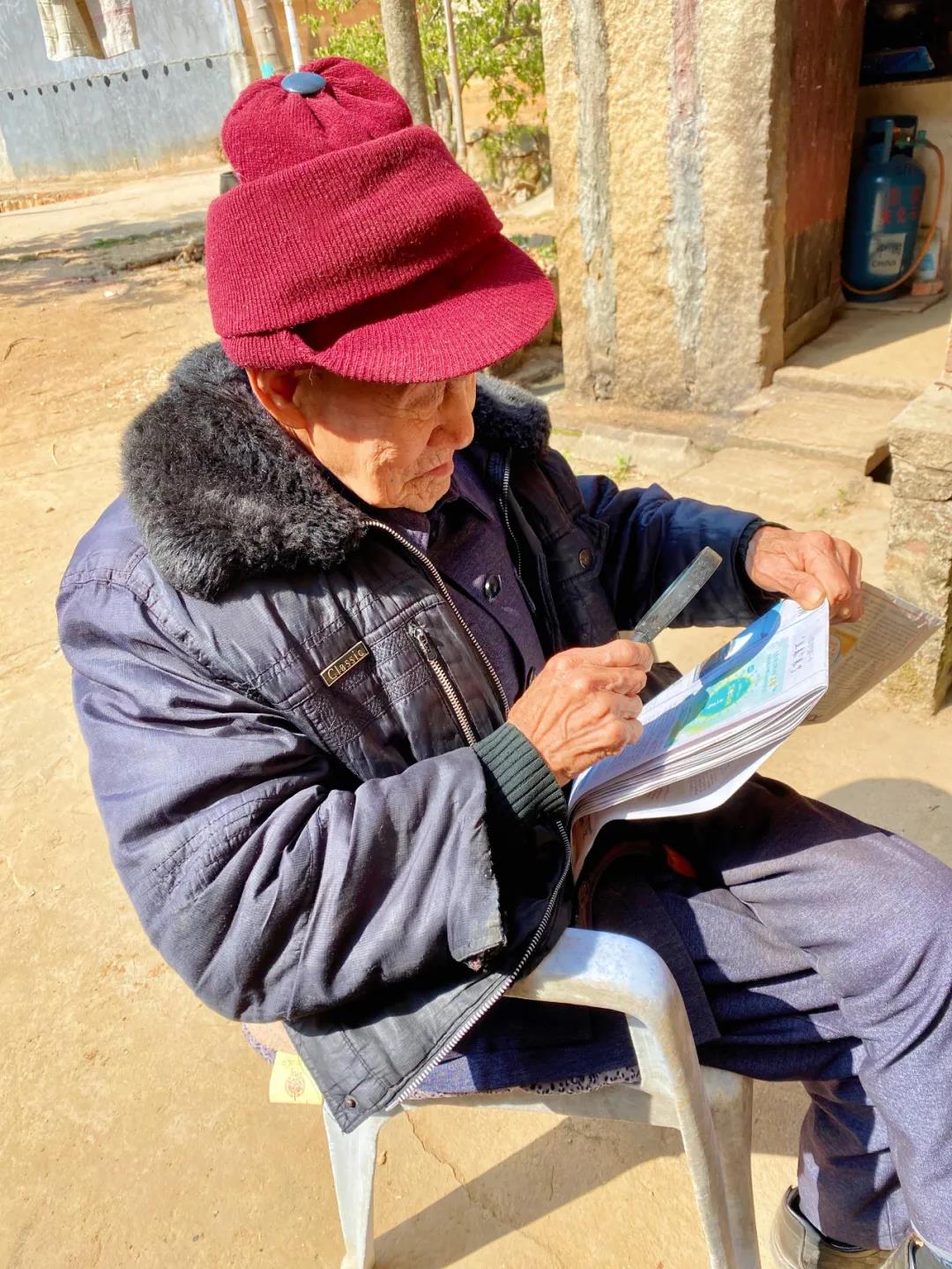 70岁老人感动到万千网友,95岁爷爷和孙女的感人视频