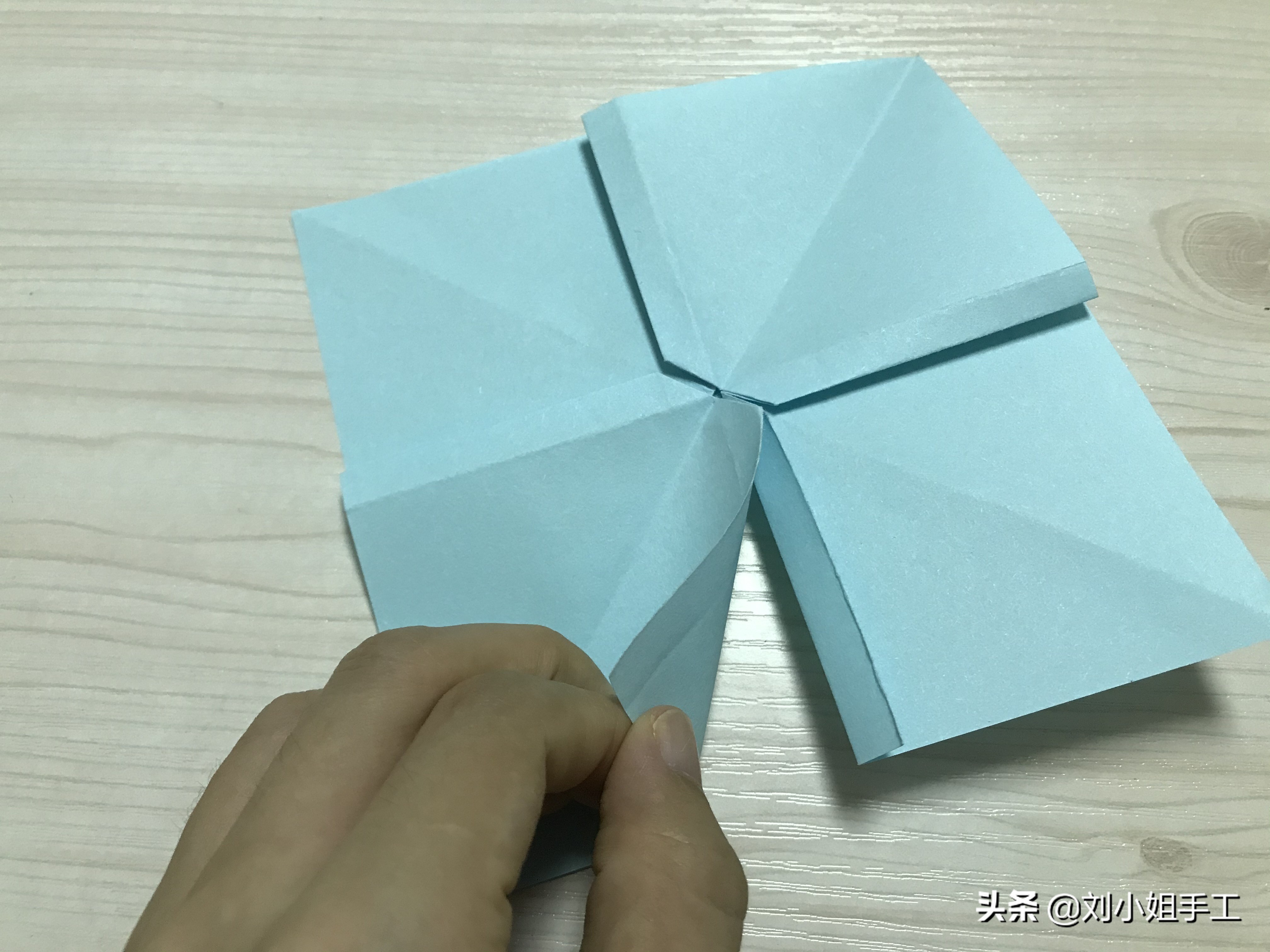 礼物盒包装上的蝴蝶结系法,礼物包装教程丝带蝴蝶结