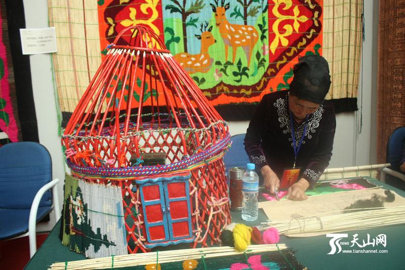 百天带你领略*疆新**民俗（第七十一天）色彩绚丽的草编