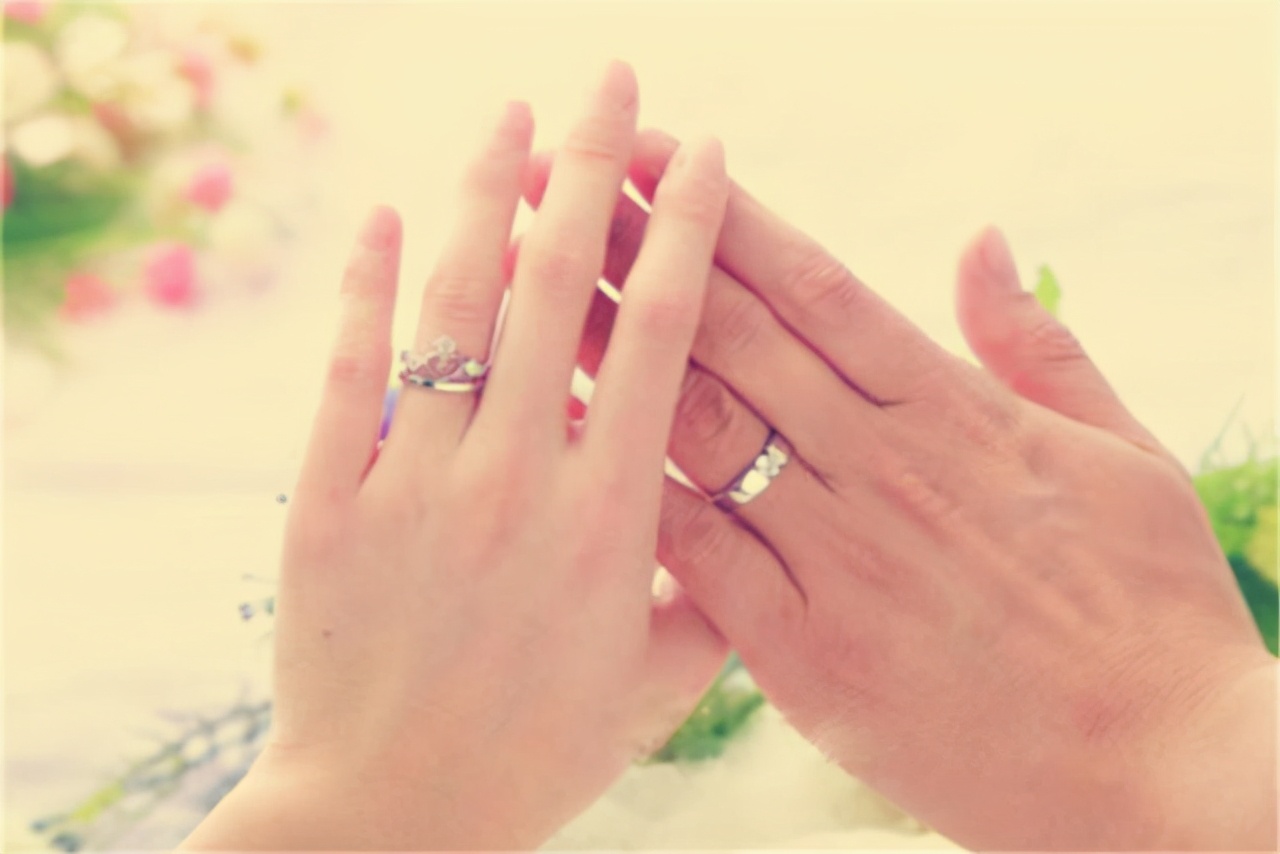 情侣戒指应该怎么戴,紧箍情侣戒指的寓意