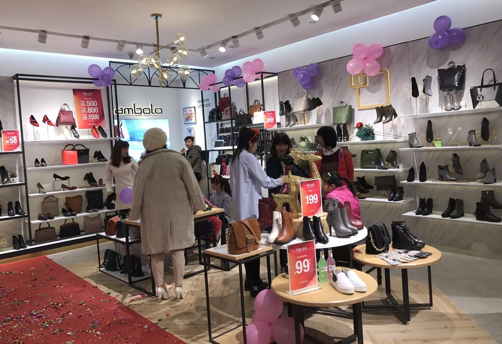 只做了一个拼团活动,这家鞋包店月收入超10万,怎么做到的?