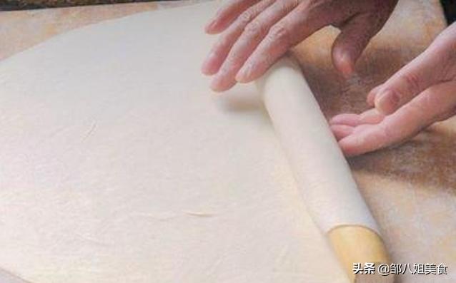 手擀面怎么筋道不粘连,做手擀面里面需要加鸡蛋吗